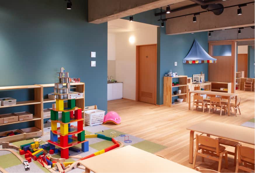 大きな積み木やおもちゃ、机や椅子がある部屋