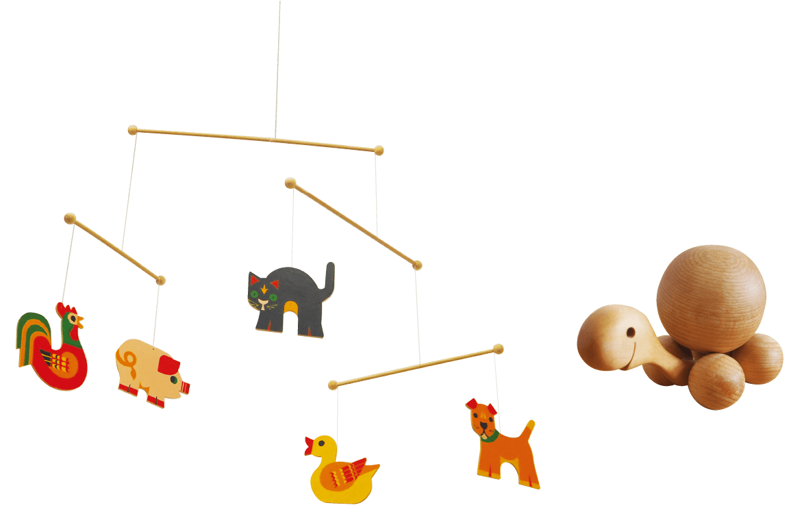動物の絵が吊るされているおもちゃと、木製の亀のおもちゃ